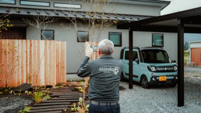 経年変化を楽しむ庭
お施主さんの意向で板塀は杉と檜の無垢材を無塗装で施工をした。

施工する側（提案側）としては材の痛みや待ちなどを考えると無塗装の選択肢はないに等しい。
それは一重に「なるべく長くもつ、腐らない方がいい」と多く言われて来たから自分の中でそれが良いもの、皆が望むものとしていたのかもしれない。
でも、望むものがそこにあるなら全然ありだ。
なんなら朽ちてく方が素敵だと思っている。

自然素材の中で時間を感じ、最後は全て土に変えるのが理想だ。

施工が進むに連れて材料から導かれ、リアルタイムに仕様を変えいった。
お施主さんには毎日確認が多くすみませんでした
ーーーーー
経年変化を
朽ちてくものは古い、汚い、ボロいと感じるか、
時間の経過、変化を楽しみ古くなったものは思い出とし寂びて美しいと思うか。
楽しみ方は人それぞれだが、住まいに心を寄せていくなら自己の変化と共に歳を重ねていった方が一緒に時間を過ごしたと愛着が湧くだろう。
ーーーーー

最近やり直しが多いからファブも精神的にきついだろう。
決して彼が悪いわけではない。
むしろ努力し頑張っている。
しかし、私もお客さんに対して気に入らないものを提供するわけにはいかない。
だからと言ってすべて自分がやるわけにもいかない。
乗り越えれるか、諦めるかではなく、乗り越えたいか、目指した将来に向けて目標をなんとしても達成したいか。
そこが肝だと思う。

私はひとりひとり、ひとつひとつ大切に作っていき喜んでいただいた延長線上に自分の目標である海外進出があると思っている。

やってできないことはない。

どうやるか、何をするか、残されたこの命を誰にどう使うか、私の使命は何か。
志と相談して、信念のもと明日も進むのでしょう。

@j.l.design.official
#暮らし　　
#lifestyle 
#庭づくり　 #庭　
#造園 #庭園 #日本庭園　
#雑木の庭　
#暮らしを楽しむ　
#緑のある風景
#住宅 #建築　 #外構設計　
#住宅デザイン
#庭のある暮らし #植栽計画 #植栽　
#garden #gardendesign
#landscape #japanesegarden
#japan #Australia #Peru #Scotland #Germany #Hollywood #BeverlyHills