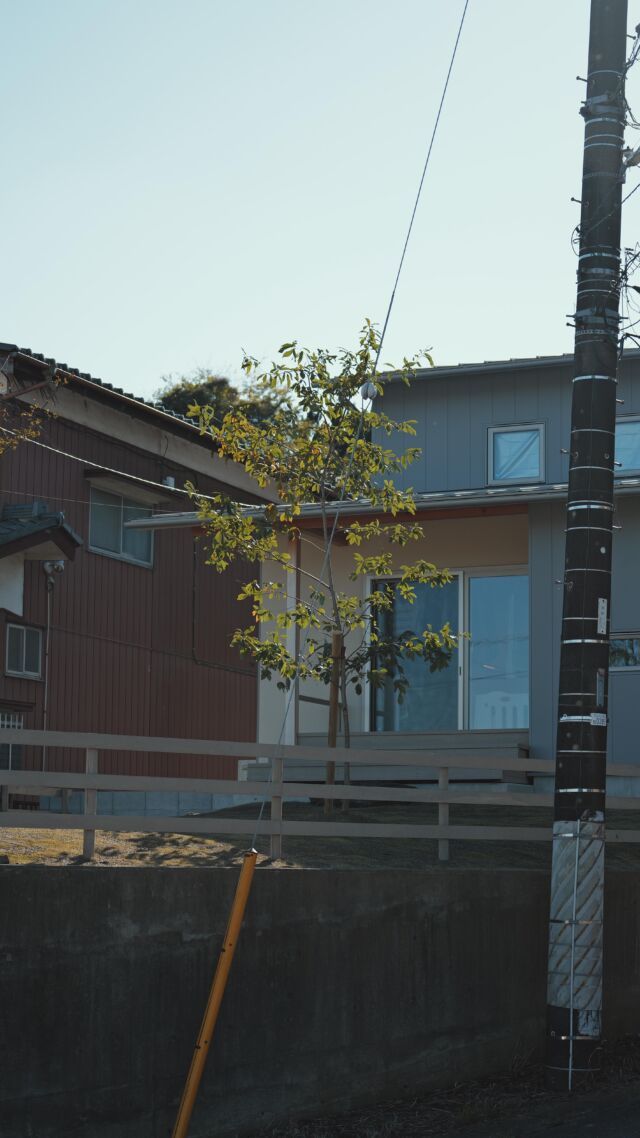 茨城県は良くも悪くも土地が広い。

土地が広いということは庭を作ったり駐車場設けたりと何かと予算が必要になる。
土地が広い分管理も大変だ。

しかし、予算が多ければいいのができるのかというとそうではないと思う。
必要に応じて工夫し、場所をしぼったりして自分の望む暮らしができればそれでいいのだと思う。

居心地がいいと思える場所、それを感じ取り、形にしていくのが楽しいですね。

“ありがとうございます”と言われ、こちらも“ありがとうございます”と言う。
でも、その“ありがとう”はお客さんががんばって貯めたお金があるからそう返ってきたのだと、自分自身にも“ありがとう”と思ってもらいたいです。

“ありがとう”と。